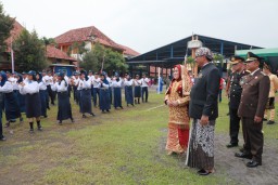 Pj Gubernur jateng Nana Sudjana disambut antusias para pelajar usai upacara Hari Guru Nasional di SMKN 1 Semarang. (memanggil.co/hms)