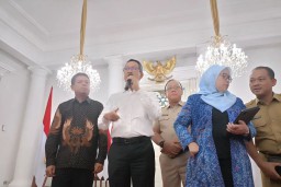 Penjabat (Pj) Gubernur DKI Jakarta Heru Budi Hartono saat mengumumkan besaran upah minimum provinsi (UMP) DKI Jakarta 2024 di Balai Kota DKI, Jakarta Pusat, Selasa (21/11/2023) (Memanggil.co/Antara)