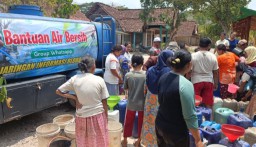 Grup Whatsapp Jaringan Informasi Blora (JIB) menyalurkan puluhan tangki air bersih ke warga desa-desa di Kecamatan Banjarejo, Kabupaten Blora, dari bantuan para dermawan berbagai latar belakang. (Memanggil.co/Ist) 