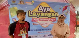 Kepala Disbudpar Kudus Mutrikah bersama Siswanto panitia lomba layangan di Desa Karangampel Kudus. (memanggil.co/ist)