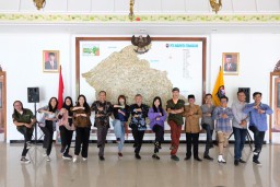 Tiga seniman Vietman akan mengikuti Program Residensi Budaya di Kabupaten Temanggung. Mereka adalah Nguyen Hai Yen (Red), Lam Duy Phương (Kim), dan Hà Thúy Hạng (Hung). (Memanggil/hms)