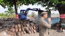 Lima bangunan liar yang berdiri di atas tanah milik Pemkab Kudus  dirobohkan paksa oleh Satpol PP Kudus. (memanggil.co)