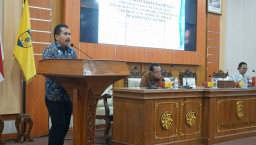 Sekda Jepara Edy Sujatimiko saat rapat koordinasi permasalahan anak tidak sekolah, dalam rangka meningkatkan sinergitas dan komitmen mendukung gerakan Yuk Sekolah Maneh 2023, di Gedung Shima Setda setempat. (memanggil.co/hms)