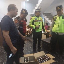 Polres Kudus merazia kafe karaoke menjual miras. (memanggil.co) 