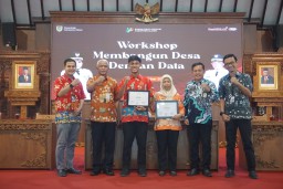 Bappeda Litbang Klaten menyerahkan penghargaan untuk tiga desa pengelola data terbaik di Kabupaten Klaten.(memanggil/hms)