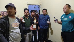 Aparat Polres Kudus yang tergabung pleton siaga menyita ratusan botol miras dari sebuah warung di Desa Getas Pejaten Kudus. (memanggil/ist)
