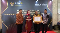 Bupati Sukoharjo menerima Penghargaan Top 45 Kompetisi Inovasi Pelayanan Publik (KIPP), dengan inovasi Sembada Proklim (Semangat Membangun Desa melalui Program Kampung Iklim), yang diinisiasi oleh Dinas Lingkungan Hidup (DLH). (memanggil.co/hms)
