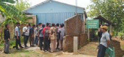 Sebuah bangunan bekas gudang produksi rokok tanpa pita cukai di Desa Gribig, Kecamatan Gebog Kudus disita eksekusi Kejari Kudus dan Tuban, perwakilan Kejagung RI serta Bea Cukai Kudus. (memanggil/ist)