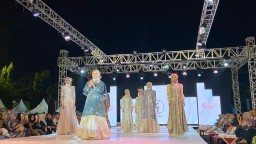 Para model tampil elegan menghibur penonton Kudus Fashion Week di Alun-alun Simpang 7 Kudus. (Memanggil/ist)