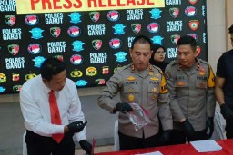 Barang bukti satu senjata api rakitan dan satu air softgun (Memanggil.co/Antara)