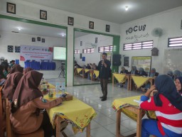 Para siswa SMA sederajat dari sejumlah sekolah di Tuban mendapat materi tentang teknik mencari kebenaran berita. (Memanggil.co/Khusni Mubarok) 