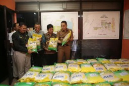 Pemerintah Kota (Pemkot) Surabaya bersama Tim Pengendalian Inflasi Daerah (TPID) mencanangkan program baru yaitu, membuat Warung TPID di pasar-pasar Surabaya (Memanggil.co/Antara)