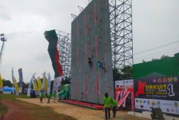 Arena panjat tebing di Lapangan Kridosono Blora. (Memanggil.co/Santo)