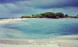 Pulau Gede berlokasi di sebelah Utara Pantai Wates, Desa Tasikharjo, Kecamatan Kaliori, Kabupaten Rembang. (Memanggil.co/Rinduwan)