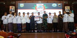Kepala BNN Provinsi Jawa Tengah, Brigjen Pol Agus Rohmat bersama Pj Bupati Kudus dan para pejabat dalam Seminar Anti Narkoba dan Tes Urine Narkoba, di Pendopo Kudus. (memanggil.co/ist)