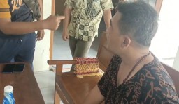 Tangkapan layar video sebagian gerombolan orang yang ngaku dari oknum wartawan dan aparat gadungan saat bersitegang di Desa Plantungan, Kecamatan Blora, Kabupaten Blora, Jawa Tengah. (Memanggil.co/Ist) 