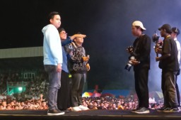 Gus Miftah saat foto bersama Denny Caknan dan Bupati Kendal Dico M Ganinduto di acara bertajuk Konser Indonesia Maju, Ngaji Bareng Gus Miftah dan Denny Caknan di lapangan Kridosono Blora. (Memanggil.co/Ist)