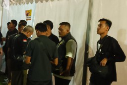 Anggota Bawaslu Blora, Irfan Syaiful Masykur saat melakukan pengawasan di acara Konser Indonesia Maju terpantau berdiri berjam-jam tanpa disediakan kursi khusus oleh pihak panitia acara. (Memanggil.co/Ist) 