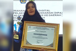 Direktur Politeknik Energi dan Mineral (PEM) Akamigas saat menerima penghargaan terbaik kedua Kategori Pagu Besar se-Jawa Tengah (Memanggil.co/Hms)