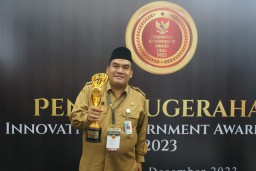 Bupati Blora menerima Innovative Government Award (IGA) atau penghargaan kabupaten terinovatif 2023 (Memanggil.co/Hms)