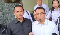 Aiman Witjaksono memenuhi panggilan klarifikasi Polda Metro Jaya terkait laporan soal pernyataan aparat tidak netral pada Pemilu 2024, Selasa (5/12/2023) (Memanggil.co/Antara)