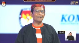 Mohammad Mahfud Mahmodin menggunakan pakaian adat Madura saat debat Cawapres (Memanggil.co/Antara)