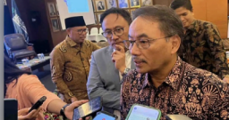 Direktur Jenderal Pengembangan Ekspor Nasional Kementerian Perdagangan Didi Sumedi (tengah) saat diwawancara di Jakarta, Selasa (19/12/2023) (Memanggil.co/Antara)