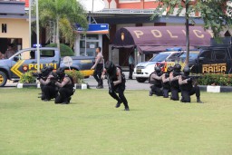 Simulasi pengamanan VIP, pengepungan, penggeledahan rumah dan pembebasan sandera dalam rangka Operasi Mantap Brata Candi 2023-2024 di Polres Kudus. (memanggil.co/ist)