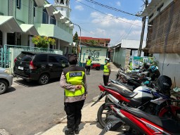 Selain menjalankan kewajibannya di satuan masing-masing, Polwan kini diberi tambahan tugas oleh Kapolres Kudus berpatroli dan menjaga kendaraan para jemaah yang sedang Shalat Jumat. (Memanggil.co/ist)