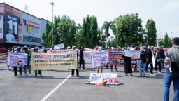 Massa yang mengatasnamakan Garank 1 unjuk rasa menuntut segera dilantik menjadi Perades di Kudus, Jawa Tengah. (Memanggil.co/Ist)
