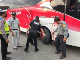 Petugas gabungan melakukan ramp check atau pemeriksaan armada bus AKAP di Terminal Induk Jati Kudus. (memanggil.co/ist)