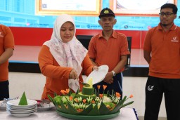 Direktur PEM Akamigas, Erdila Indriani memotong nasi tumpeng menandai syukuran capaian akreditasi unggul Prodi Teknik Produksi Migas di Grha Oktana kampus setempat. (PEM Akamigas for Memanggil.co) 
