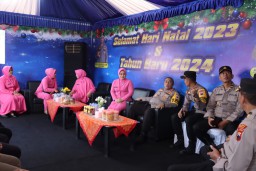 Kapolres Kudus AKBP Dydit Dwi Susanto bersama Ketua Bhayangkari Kudus Ny. Nadia Dydit meninjau Pos Terpadu Nataru dan Operasi Lilin Candi 2023. (Memanggil.co/Ist)