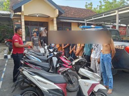 Rencana tawuran antar pelajar SMA dari beberapa sekolah yang mengatasnamakan Genk Wes Boy, berhasil digagalkan oleh aparat Polsek Sukolilo. (Memanggil.co/ist) 
