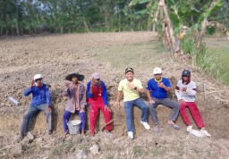 Wakil Ketua DPRD Blora Siswanto saat di area persawahan bersama sejumlah petani. (Memanggil.co/Ist) 