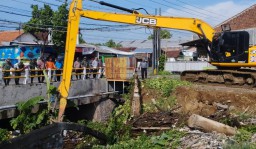 Aparat gabungan dan masyarakat melaksanakan pembersihan aliran sungai beku diu bawah jembatan jalan raya Kudus - Jepara KM 5, Desa Mijen Kudus. (Memanggil.co/ist)
