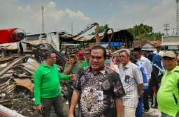 Bupati Blora, Arief Rohman saat mengecek Pasar Ngawen yang ludes terbakar. (Memanggil.co/Ist) 