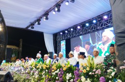 Blora Bersholawat bersama Habib Syech bin Abdul Qodir Assegaf di lapangan Kridosono Blora pada Sabtu (13/1/2024 malam. (Memanggil.co/Ist) 