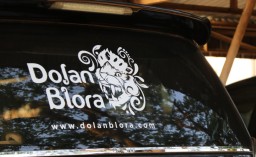 Sticker Dolan Blora yang terpasang di kaca mobil pada bagian belakang. (Memanggil.co/Ist) 
