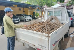 Besi-besi curian dari perusahaan semen tuban yang diamankan kepolisian. (Memanggil.co/Rohman) 