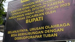 Baliho yang terpasang di depan kantor KONI Tuban.