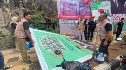 Pencopotan alat peraga kampanye (APK) pemilu 2024 lantaran melanggar aturan.