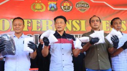 Kasat Resnarkoba Polres Tuban, AKP Teguh tunjukkan barang bukti pil karnopen.