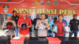 Kapolres Tuban AKBP Suryono, tunjukkan barang bukti dan para pelaku.