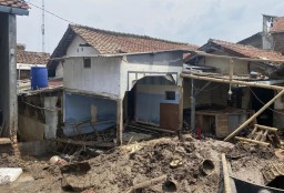 Kondisi salah satu rumah yang mengalami kerusakan cukup parah usai diterjang banjir di Kecamatan Dayeuhkolot, Kabupaten Bandung, Jawa Barat, Senin (15/1/2024) (Memanggil.co/Antara)