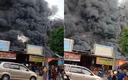 Kolase tangkapan layar video amatir Pasar Medang, Kabupaten Blora terbakar. (Memanggil.co/Ist) 