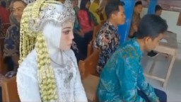 Tangkapan layar video perempuan berbaju pengantin ikuti pelantikan KPPS di Rembang. (Memanggil.co/Rinduwan) 