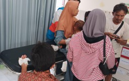 Korban luka bakar atas insiden mobil Carry terbakar di depan Pasar Ngawen, Kabupaten Blora. (Memanggil.co/Ist)