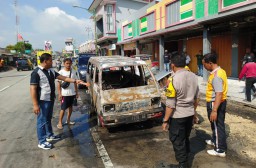 Penanaman mobil Carry yang usai terbakar di depan Pasar Ngawen, Kabupaten Blora, Jawa Tengah. (Memanggil.co/Ist) 