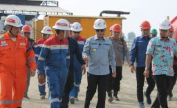 Penjabat Bupati Bekasi Dani Ramdan saat mengunjungi sumur eksplorasi baru Pertamina EP, East Pondok Aren (EPN)-001 di Desa Sukawijaya, Kecamatan Tambelang, Kabupaten Bekasi pada pekan lalu (Memanggil.co/Antara)
